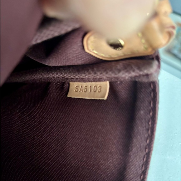 Louis Vuitton Favorite Monogram PM - Picture 14 of 15